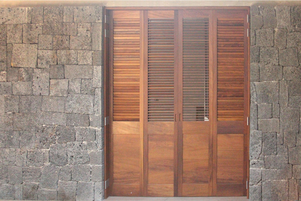 Puertas plegables de madera con celosia